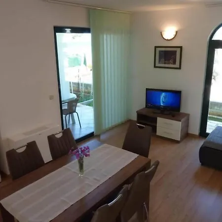 Mlikota - Two Bedroom With Terrace 아파트 *